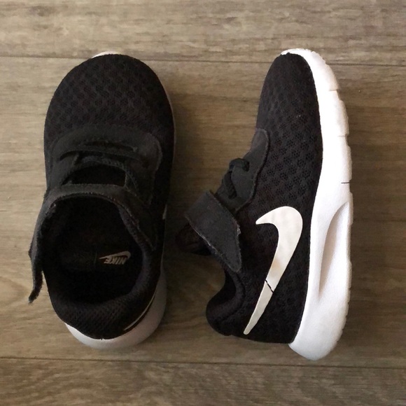 Infant Black & White Nike’s size 6C - Picture 3 of 11